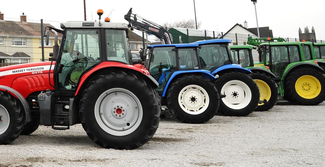 Table: How many tractors of each brand are there in Ireland?