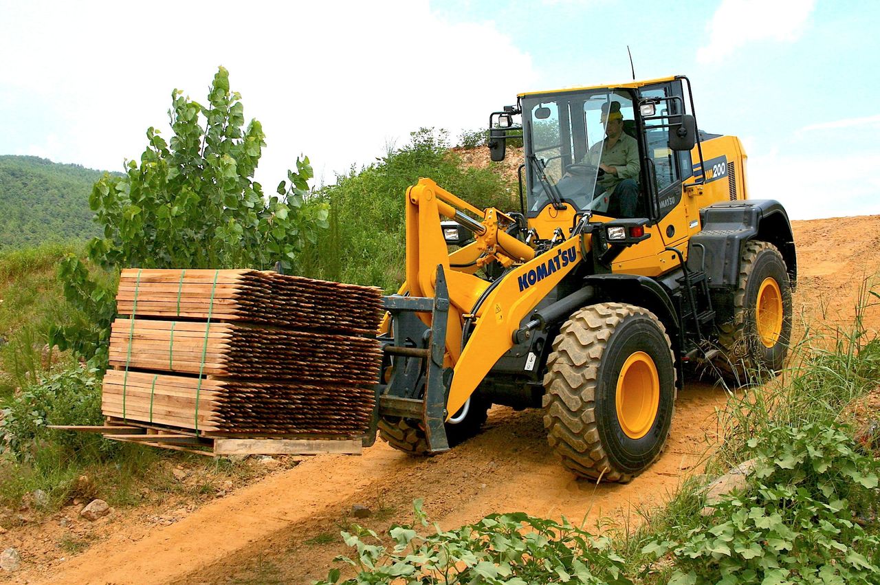 12t loader completes Japanese giant's 'Dash 8' line-up