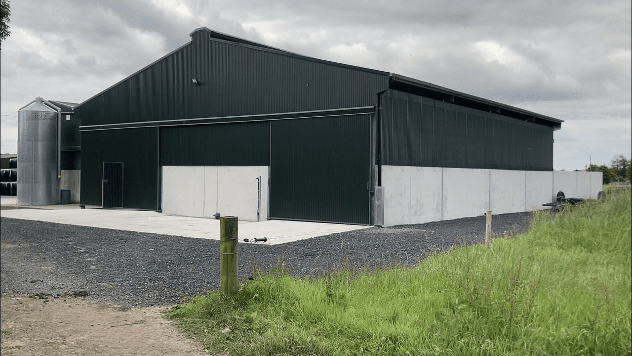 Buildings Focus: 4-bay shed, with handling unit and dungstead for bull-beef system