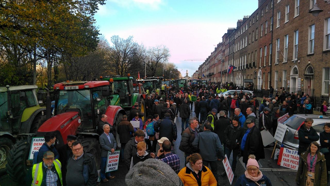 Video: Tractor protest convoys arrive in Merrion Square
