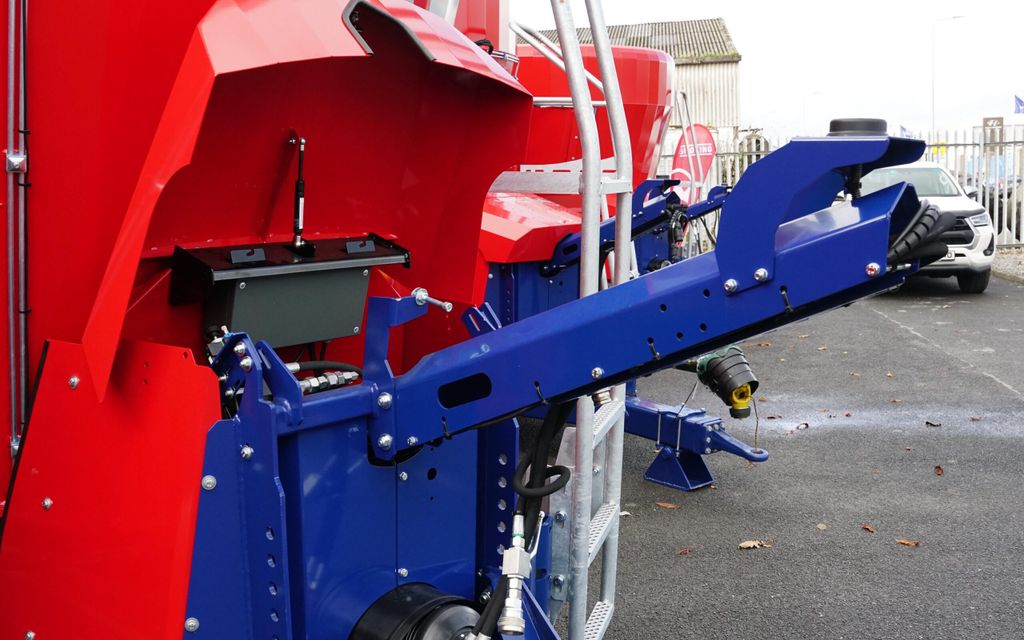 The antenna for the ISOBUS compatible data transfer system is sited atop the hydraulic hose support