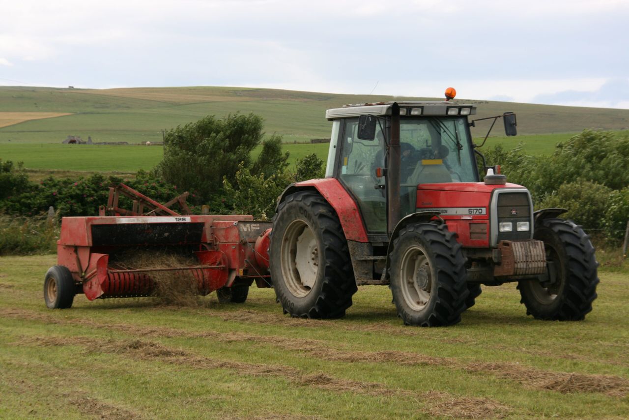 Video: Multiple motorists avoid crashing into tractor and baler combo
