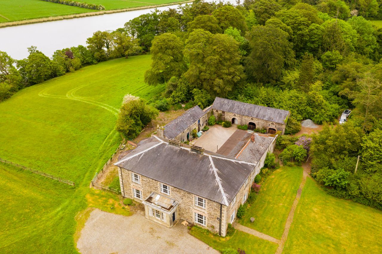 Video: 82ac farmland with outbuildings and a period residence - on the market