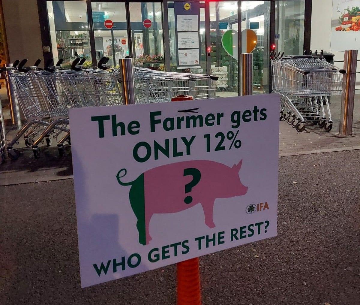 Pig, poultry and egg farmers protest at Cavan retailers this morning