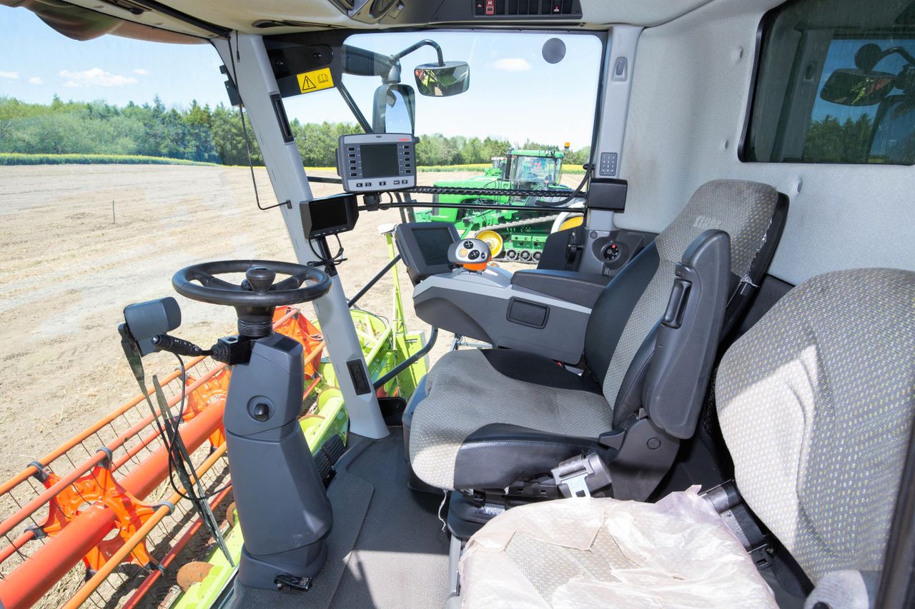 Auction report: 'Top-notch' combine, sprayer and handler under the hammer