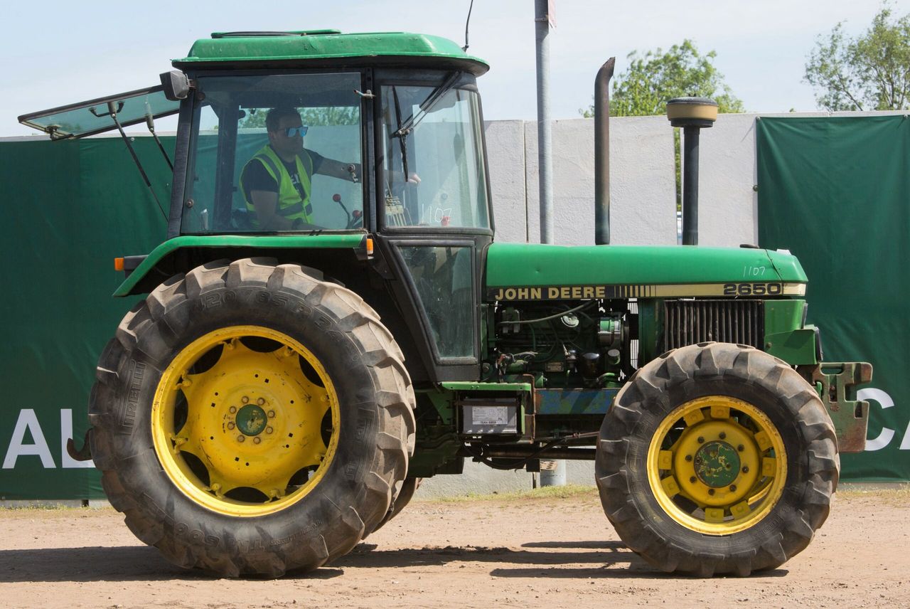 Auction report: 'Old-school' Deeres under the hammer at monster sale