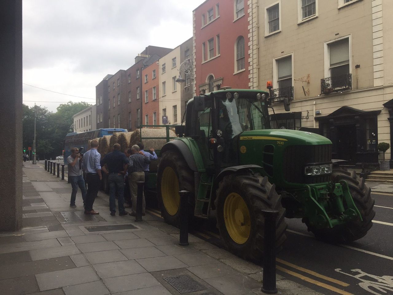 Video: Bales of straw arrive at department HQ as IFA protest gathers pace
