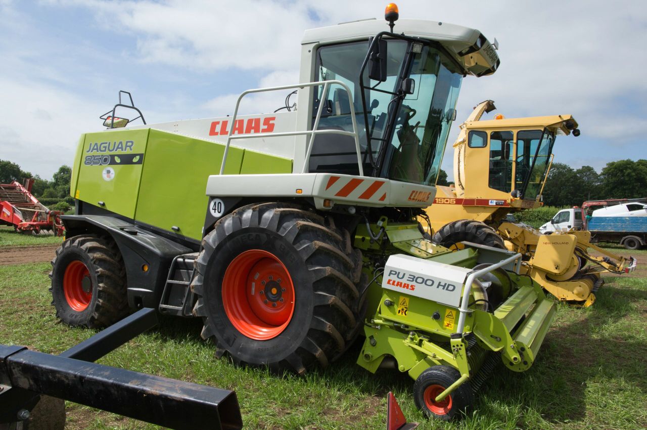 Auction report: Bids aplenty for big fleet of contracting machinery