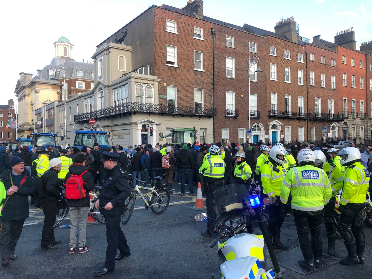 Garda 'struck' by car amidst scuffle - tractor protesters [updated]