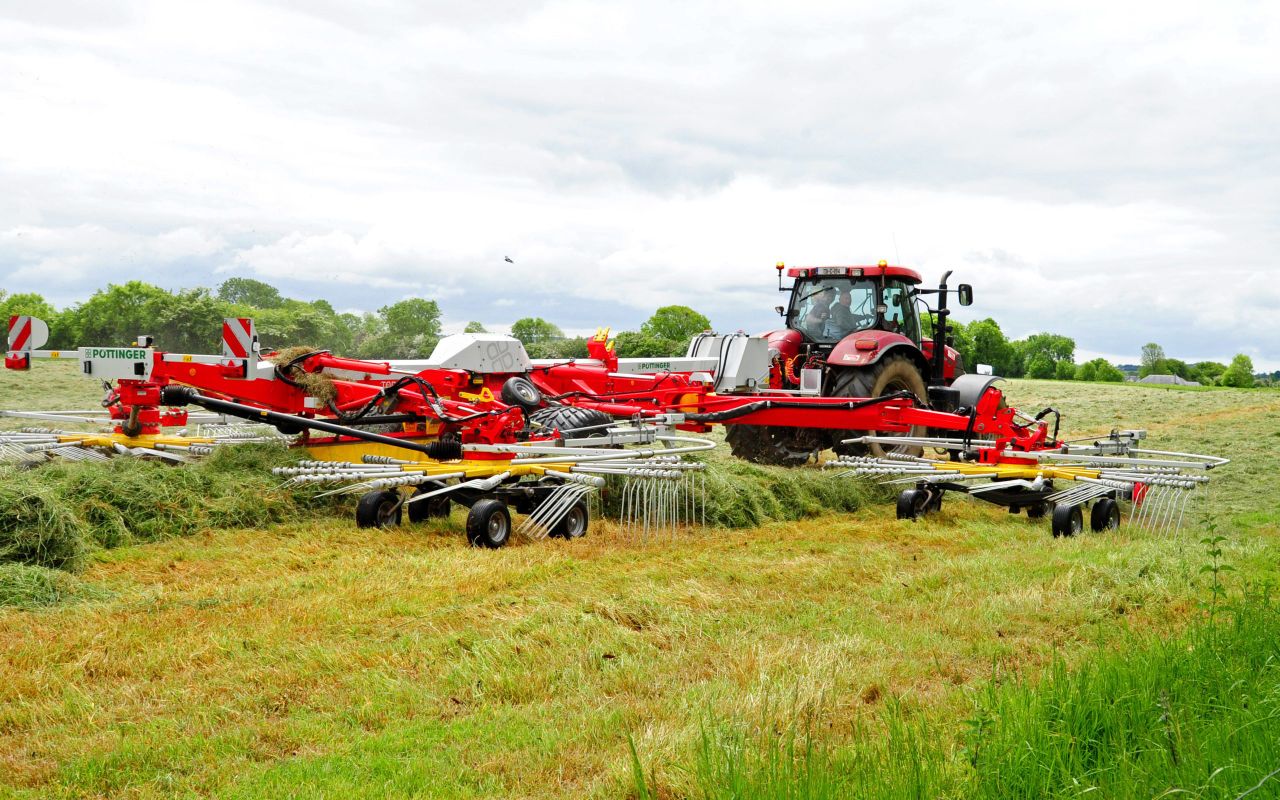 Video: Pottinger 4-rotor rake in Co. Cork keeps the harvester happy