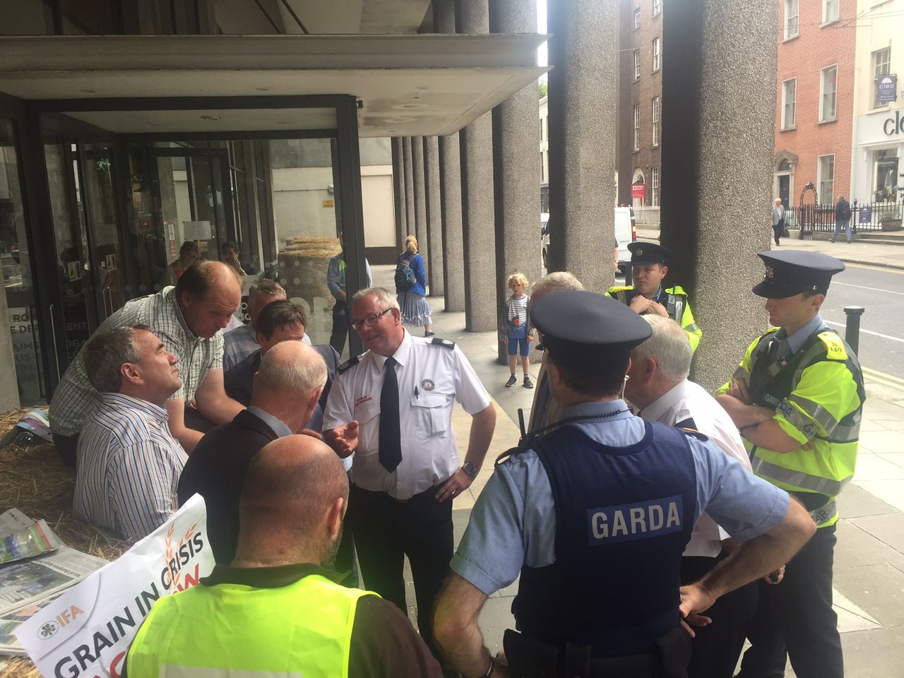 IFA cooperates with Dublin Fire Brigade to reduce potential straw fire risk