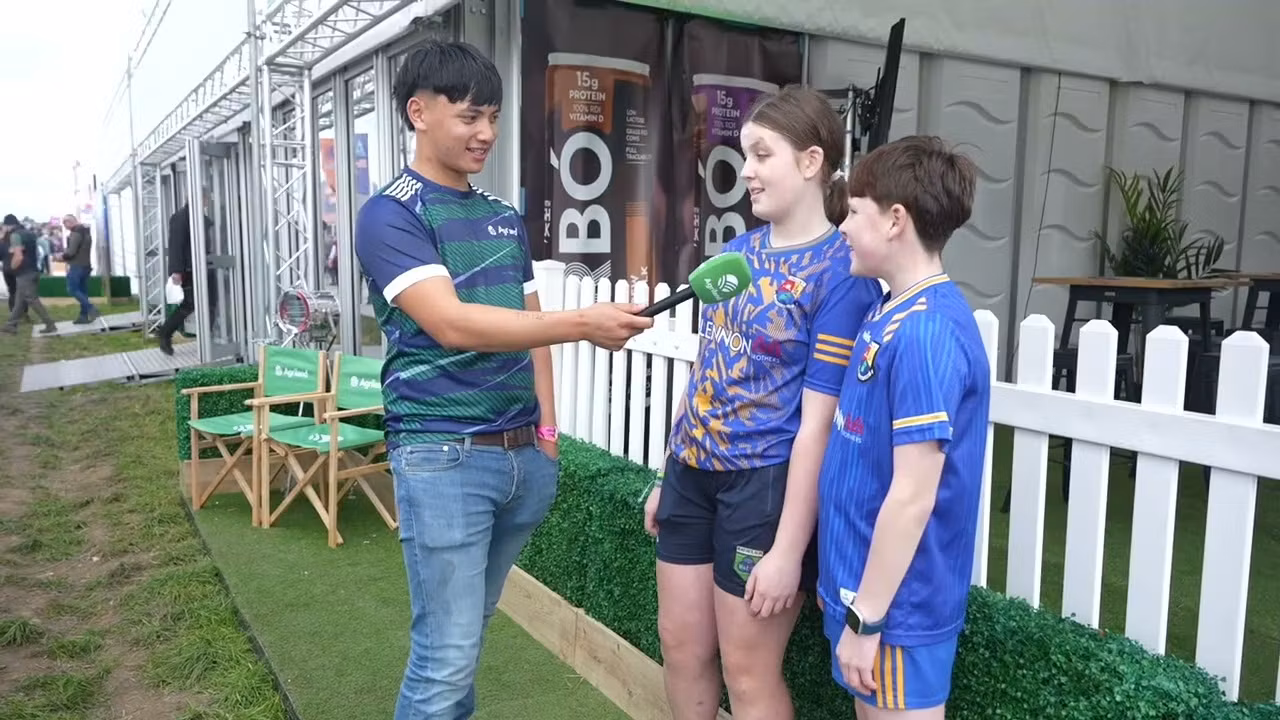 Eoin Lynch chats to ploughing attendees on the Agriland Green Carpet at Ploughing 2026
