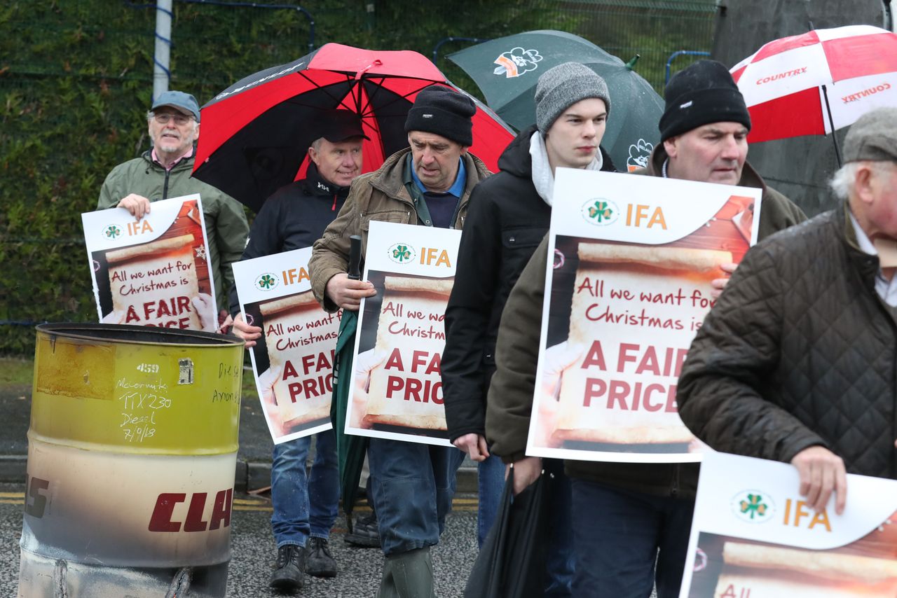 IFA blocks Dunnes Stores depot in Dublin in beef price campaign