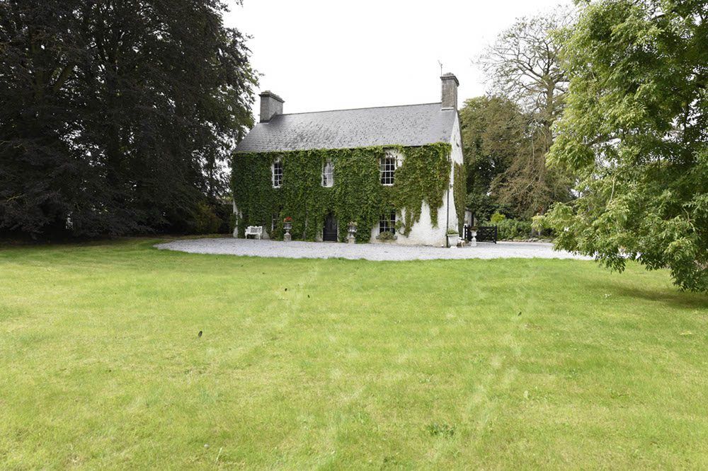 17th century Georgian house on 11ac with 'excellent equestrian facilities'