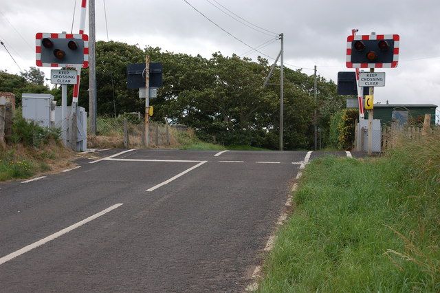 Video: Speeding train narrowly avoids crashing into tractor at level crossing