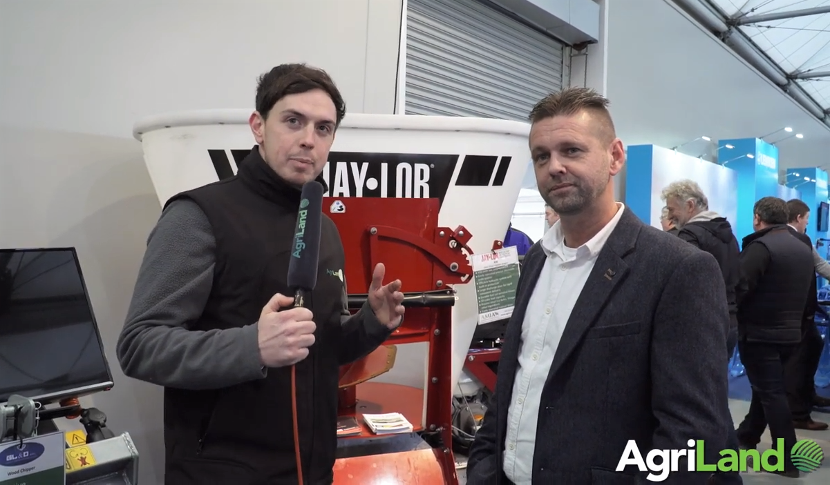 Video: Pint-sized tub feeder in the 'mix' at this week's show