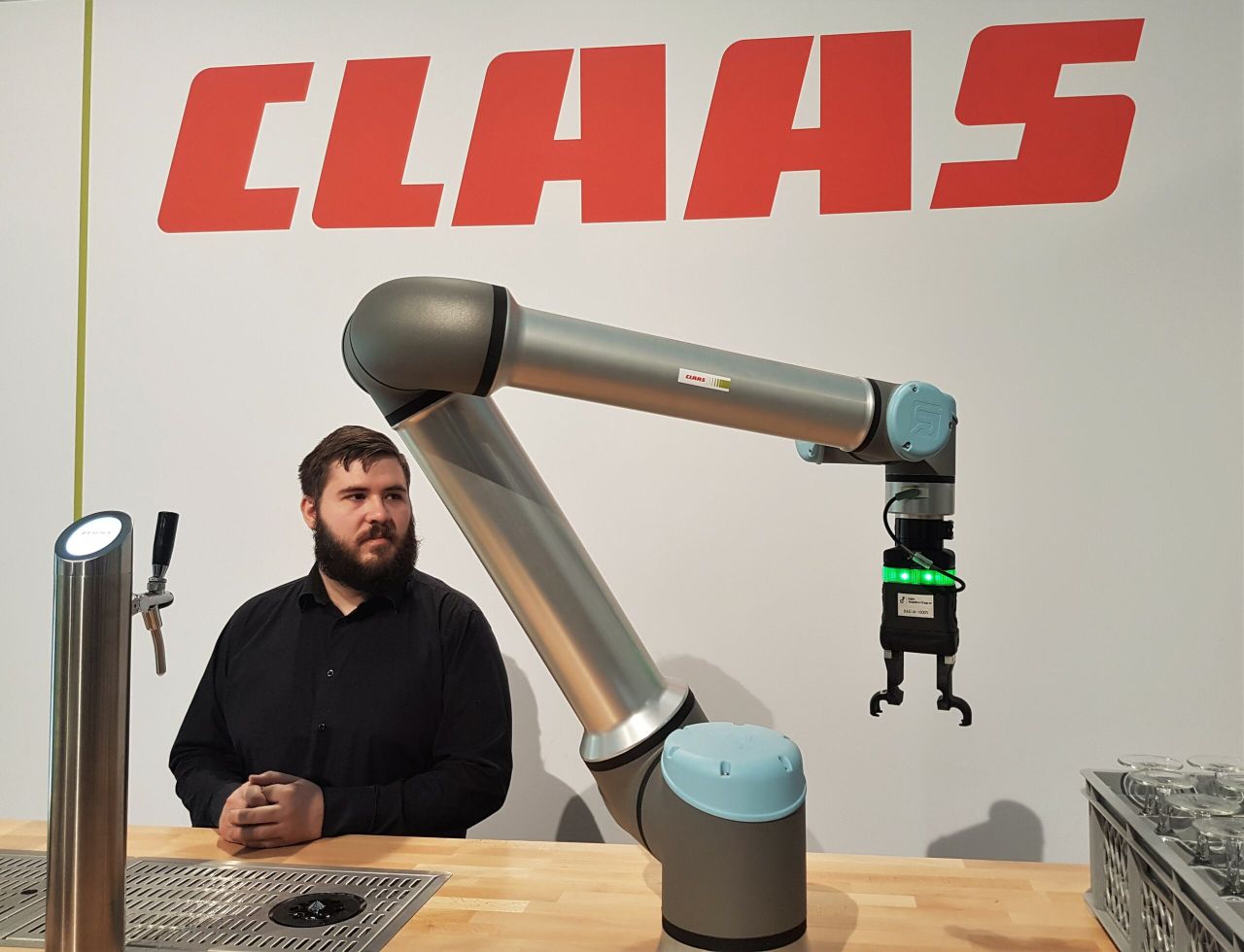Video: Claas features 'robotic bartender' at SIMA 2019 exhibit