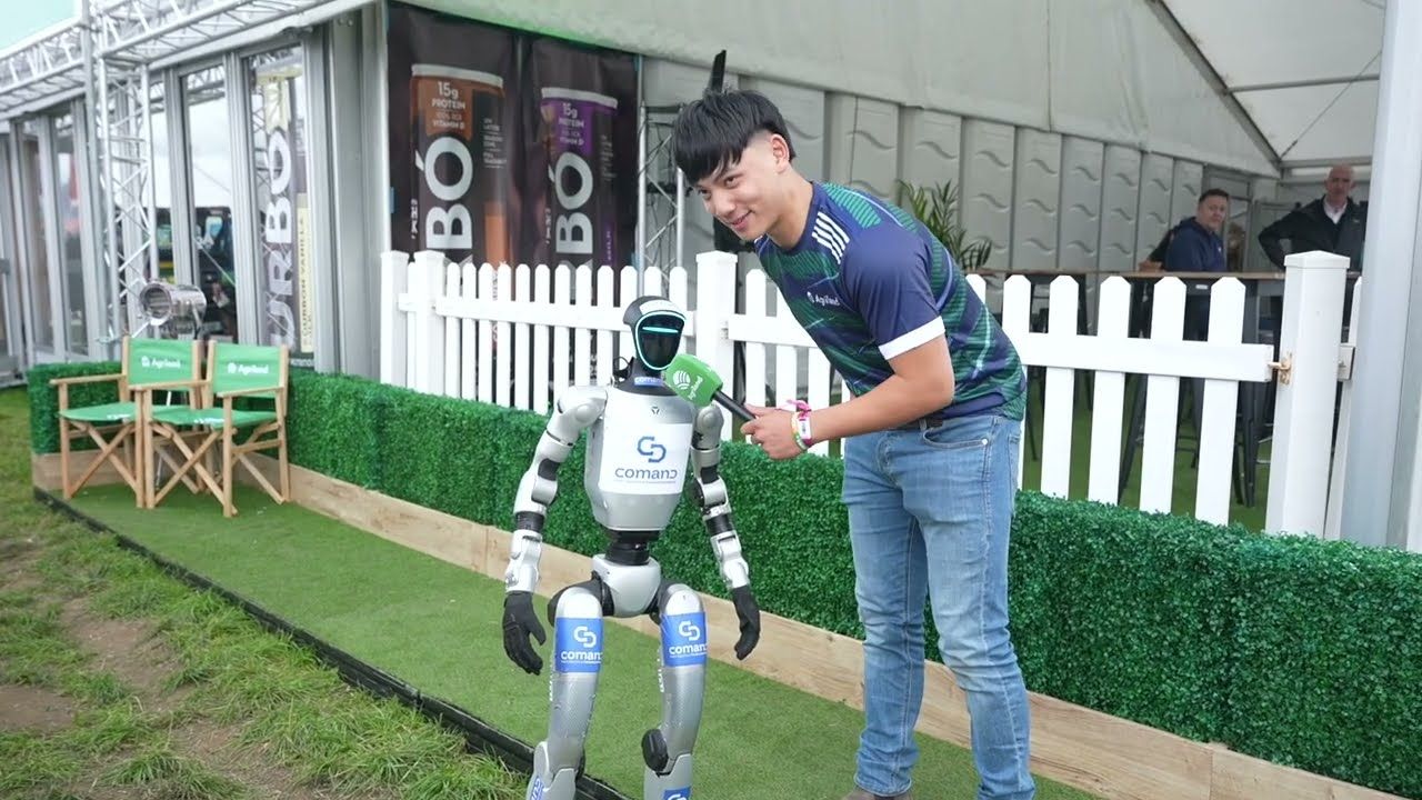 Eoin Lynch makes a new friend at Ploughing 2026