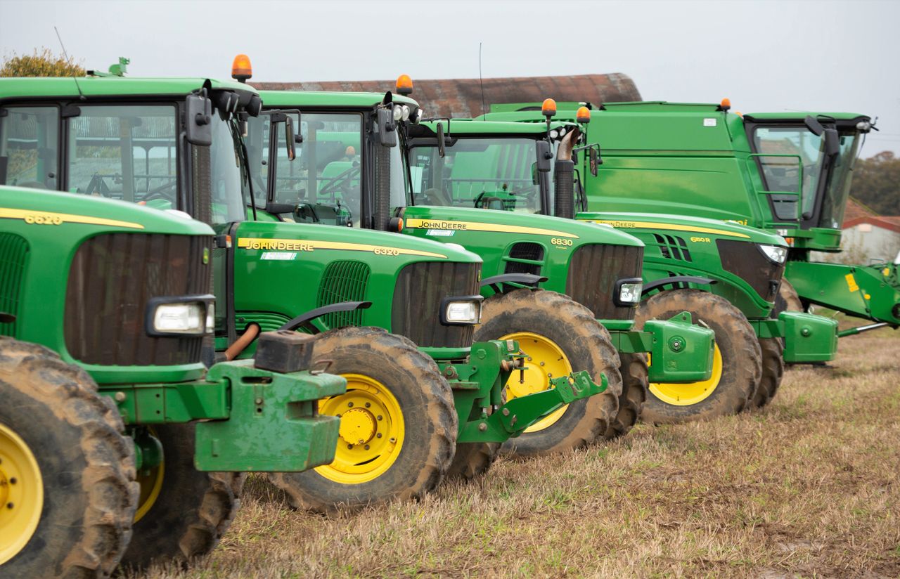 Auction report: 'Sea of green' draws a crowd to this on-farm sale