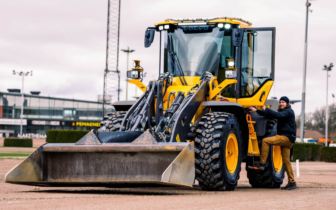 Hybrid tyre from Nokian at home in field and yard