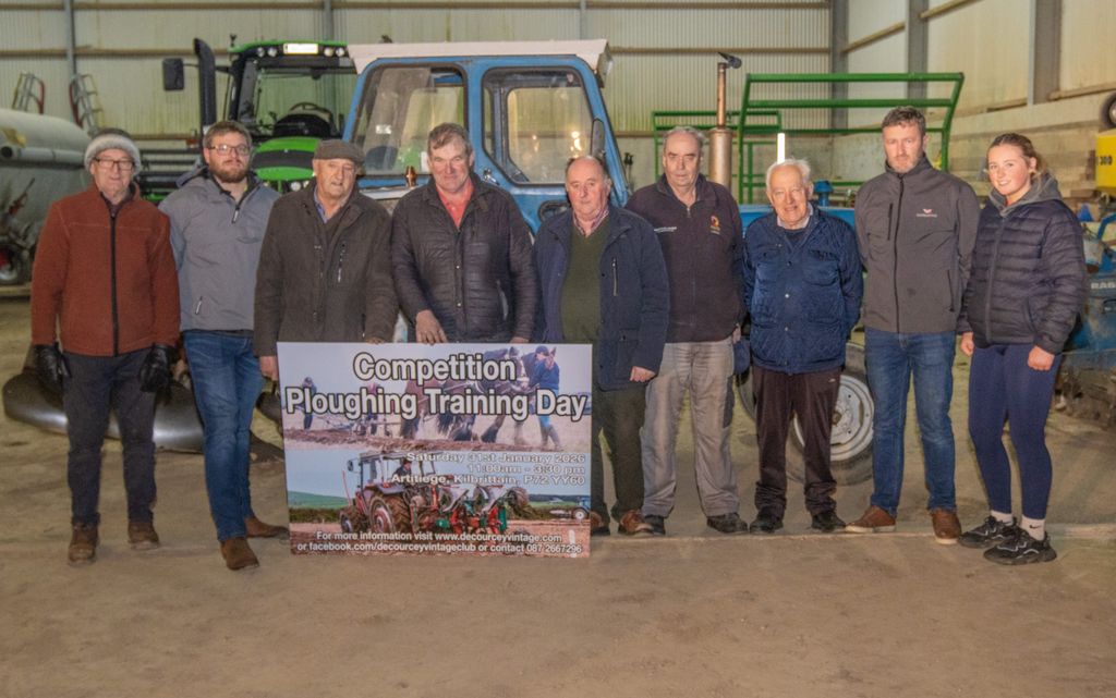 (L-R) Organisers Christy Draper, Michael Jordan, John O'Neill, Kieran Keohane, Richard White, Dan Hurley and Con McCarthy, alongside ploughing champions Liam and Laoise O'Driscoll. Source: Gearóid Holland