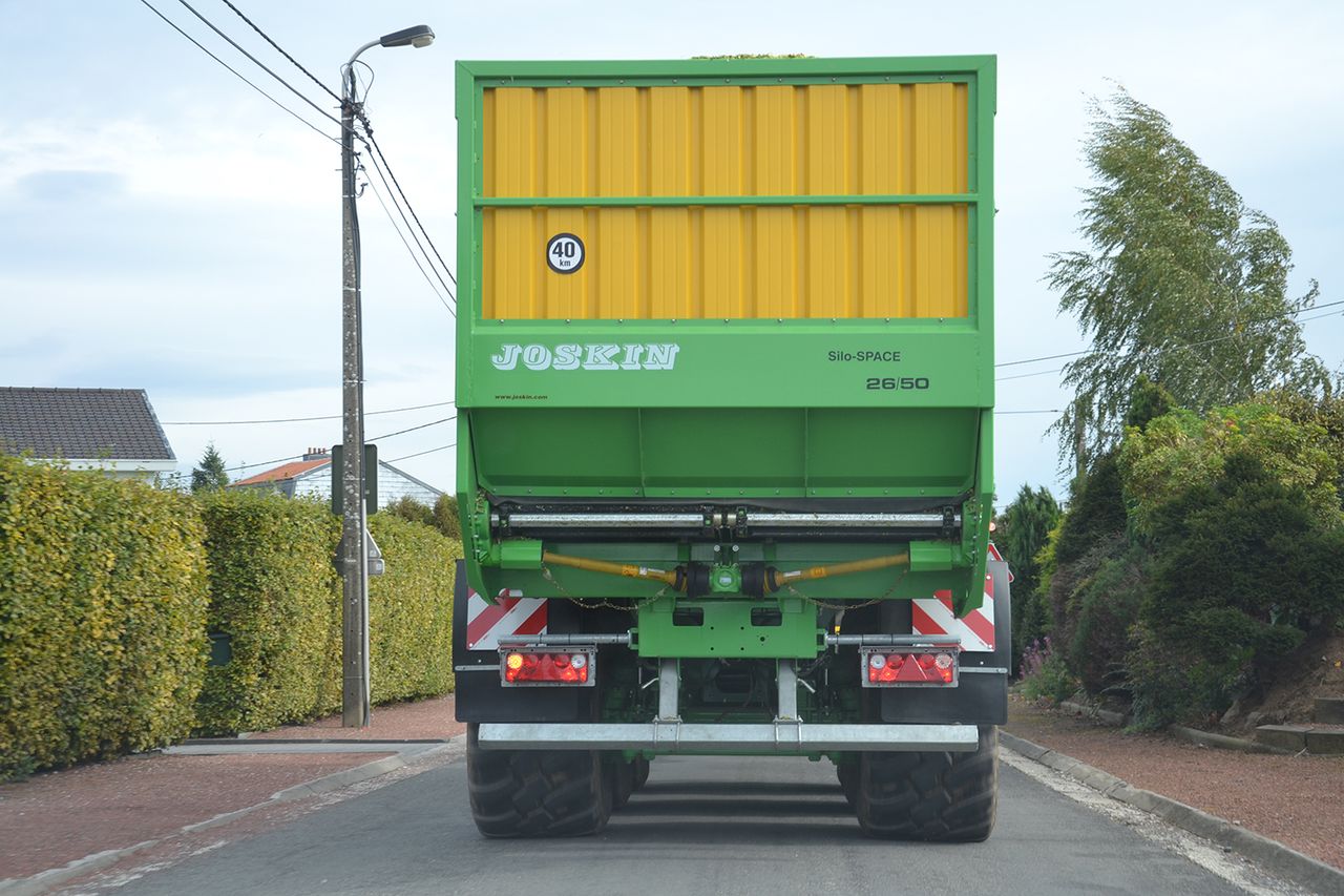 Poll shows most farmers pull in to let traffic pass out (only 12% don't bother)