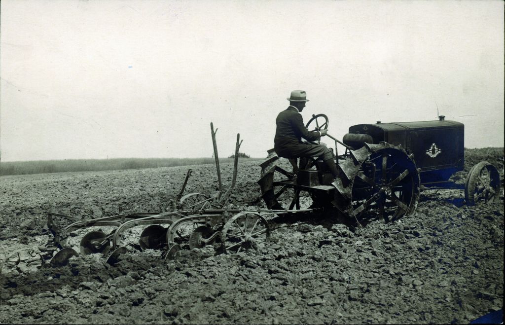 The Kullervo, also from 1917 was Finland's answer to the the Fordson and was built in the same format with the engine and transmission being load bearing components.