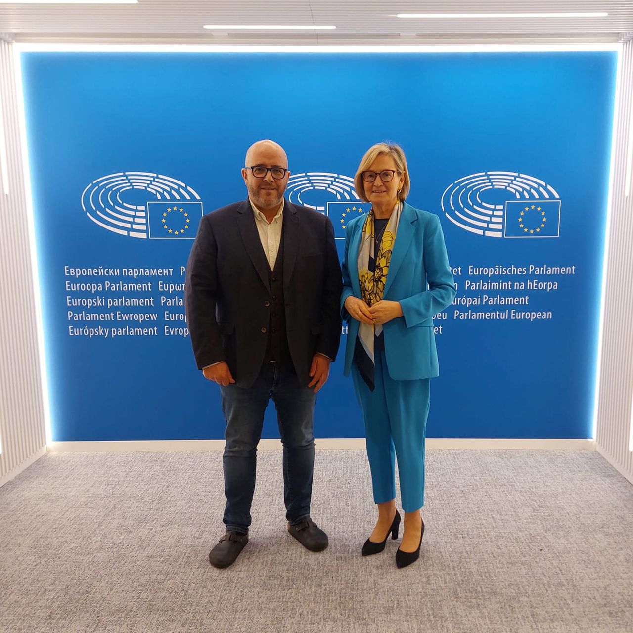 MEP meets commissioner as part of 'right to cash' campaign