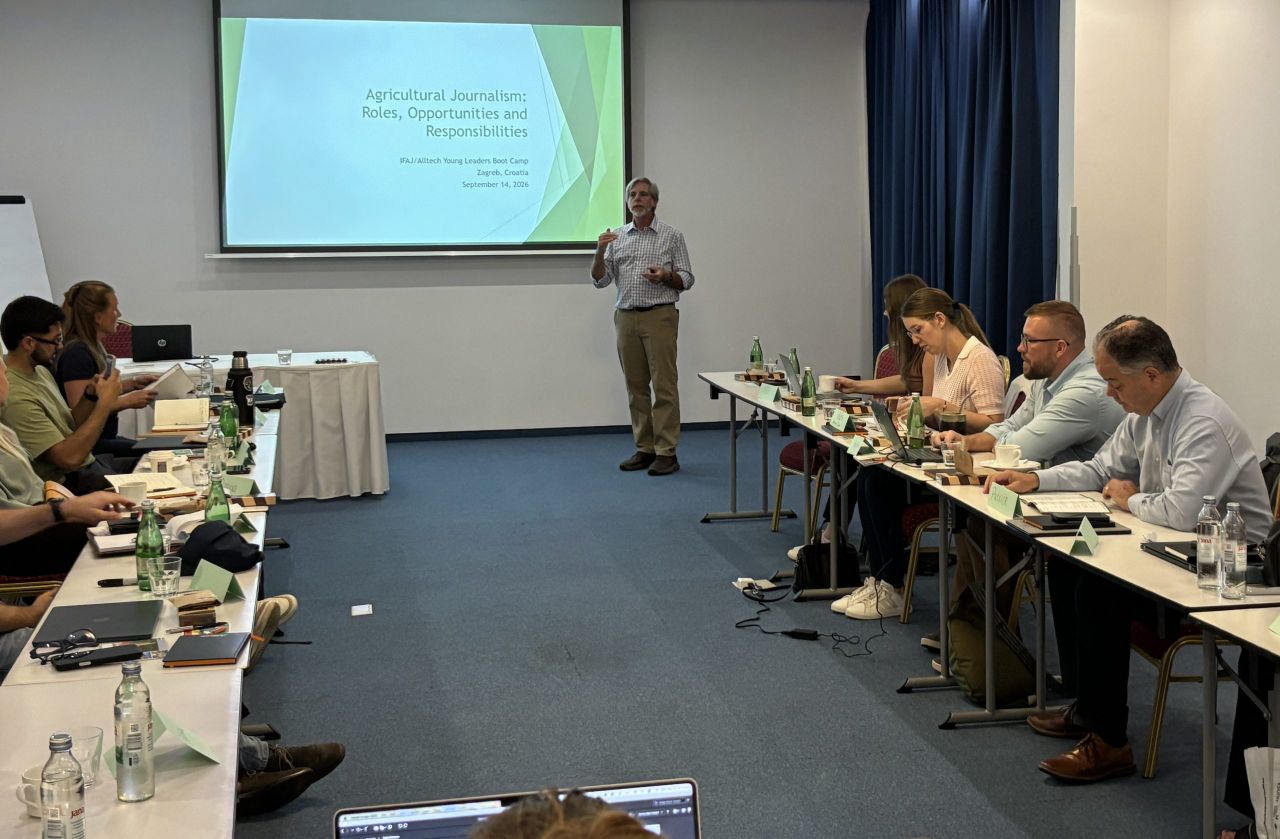 IFAJ president Steve Werblow speaking to the IFAJ-Alltech Young Leaders in Agricultural Journalism programme participants