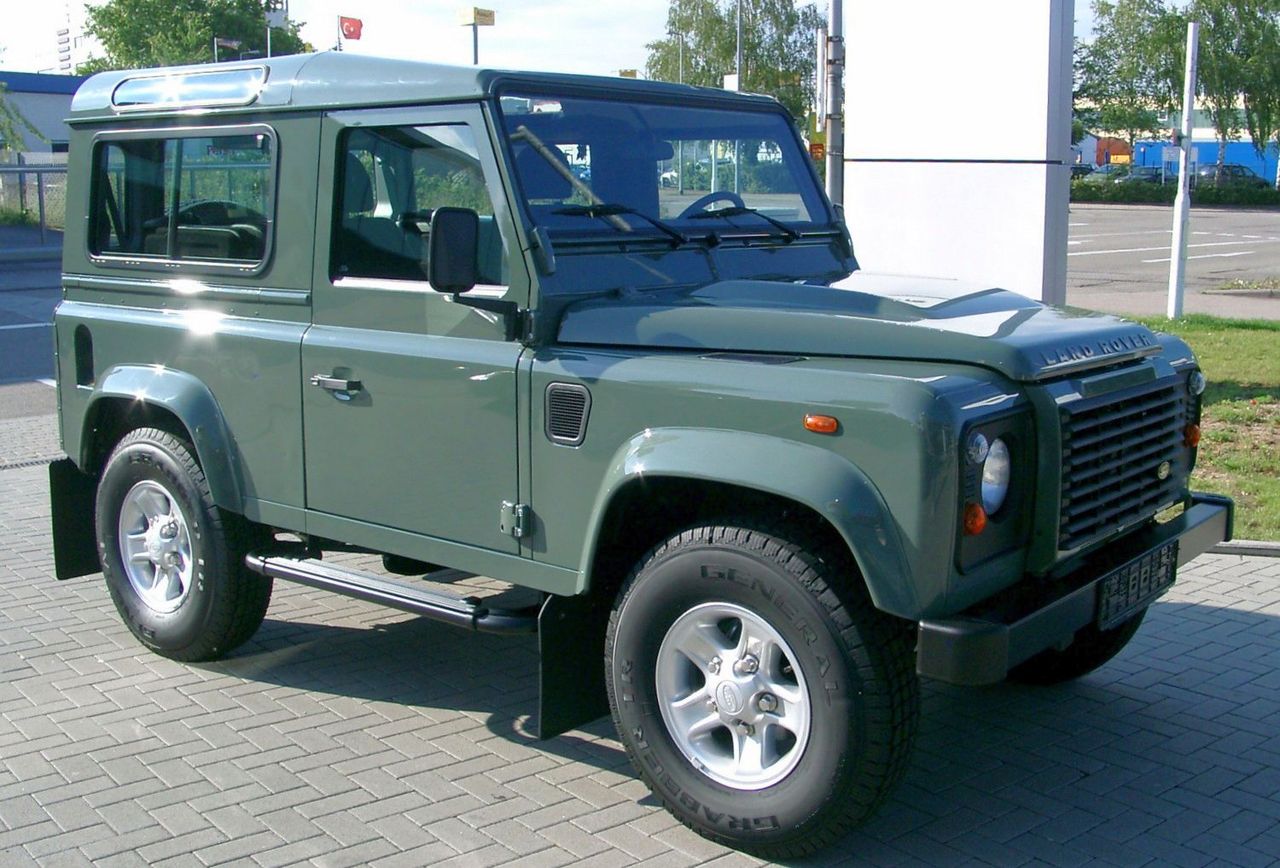 Video: Thieves continue to target Land Rover Defenders