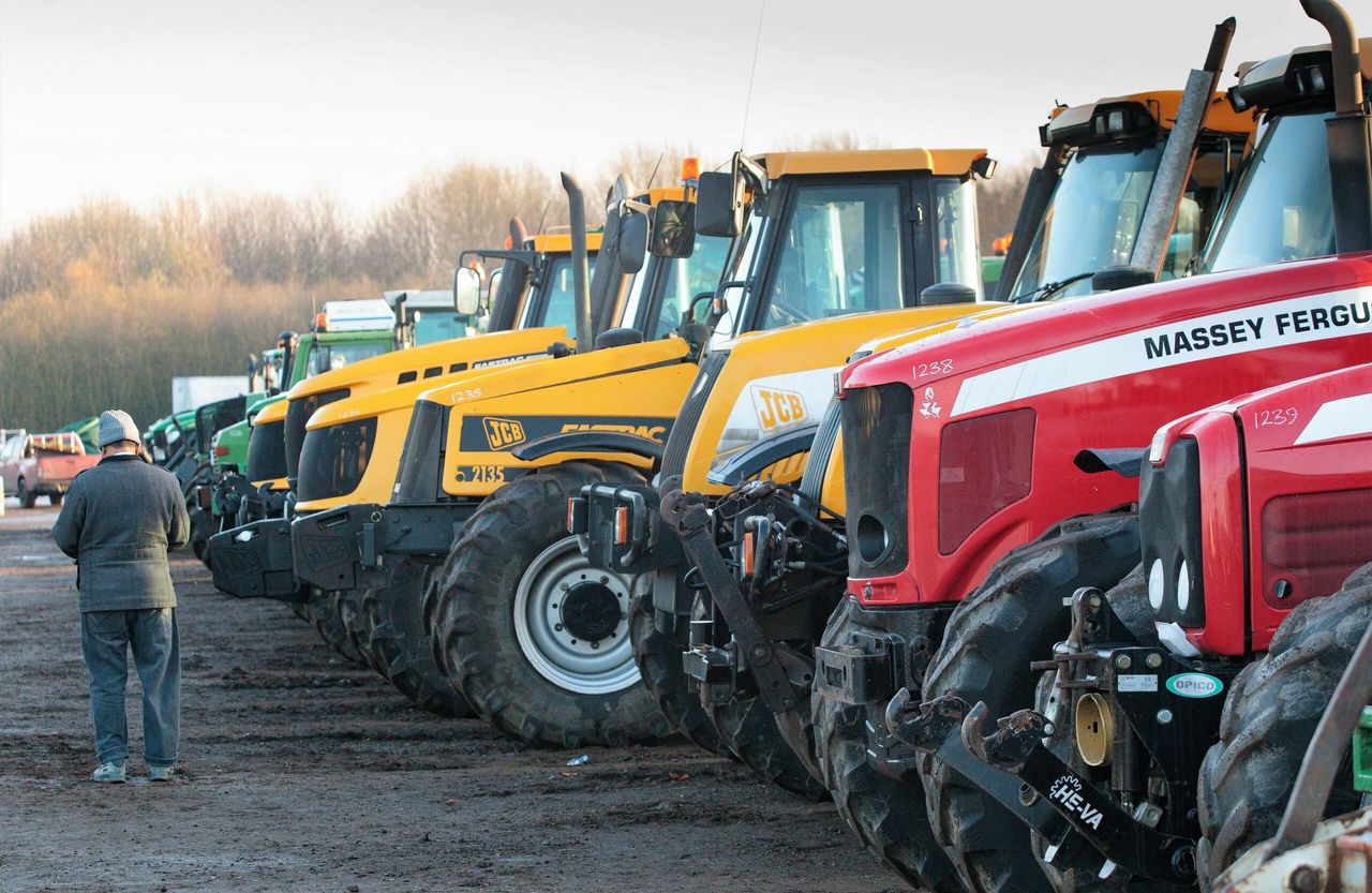 Auction report: Focus on 'reds' and 'yellows' at huge tractor sale