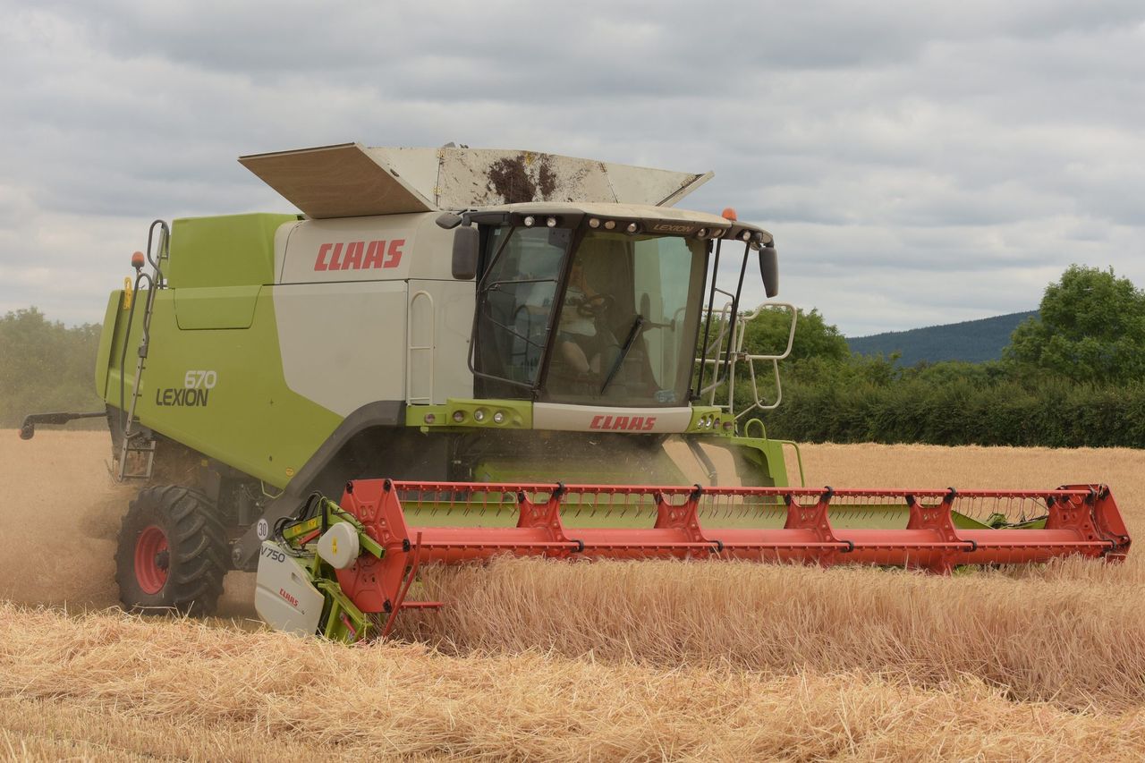 How many new combines were sold in Ireland in 2018?
