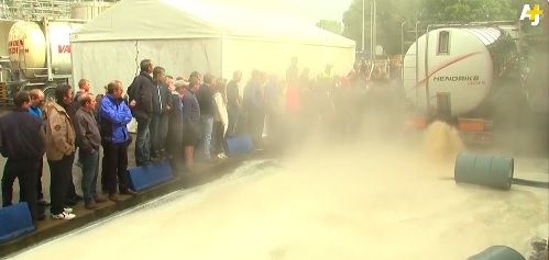 Video: Belgian farmers dump manure and milk in latest protest