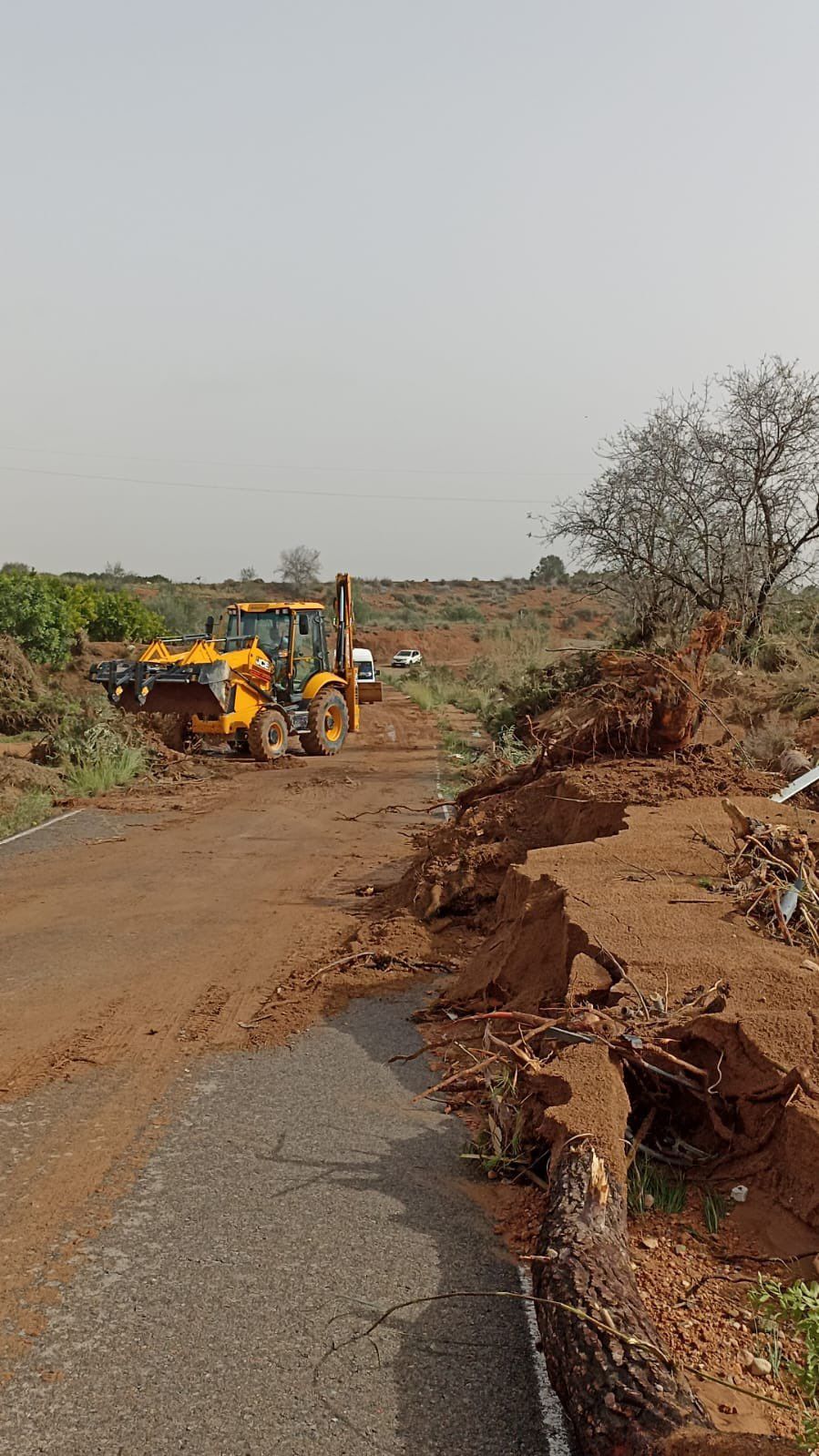 Spanish farmers helping authorities to clear flash flood damage