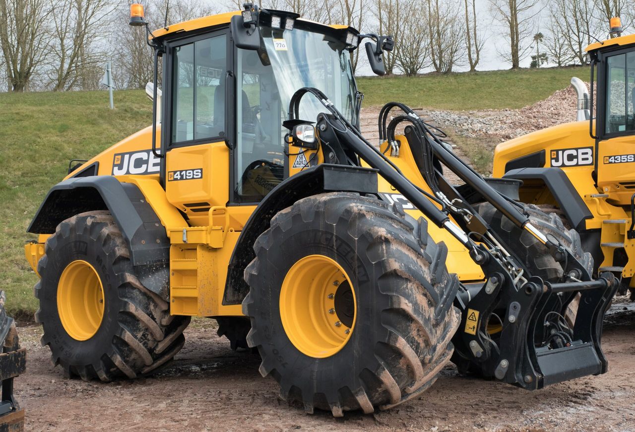 Auction report: Low-hour loading shovels go 'under the hammer'