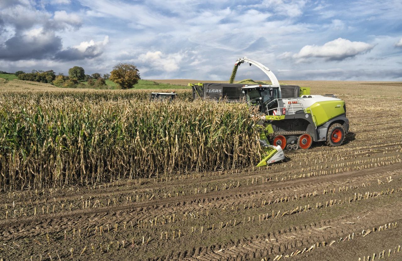 Sink or swim? New tracked Claas Jaguar is put to the test...