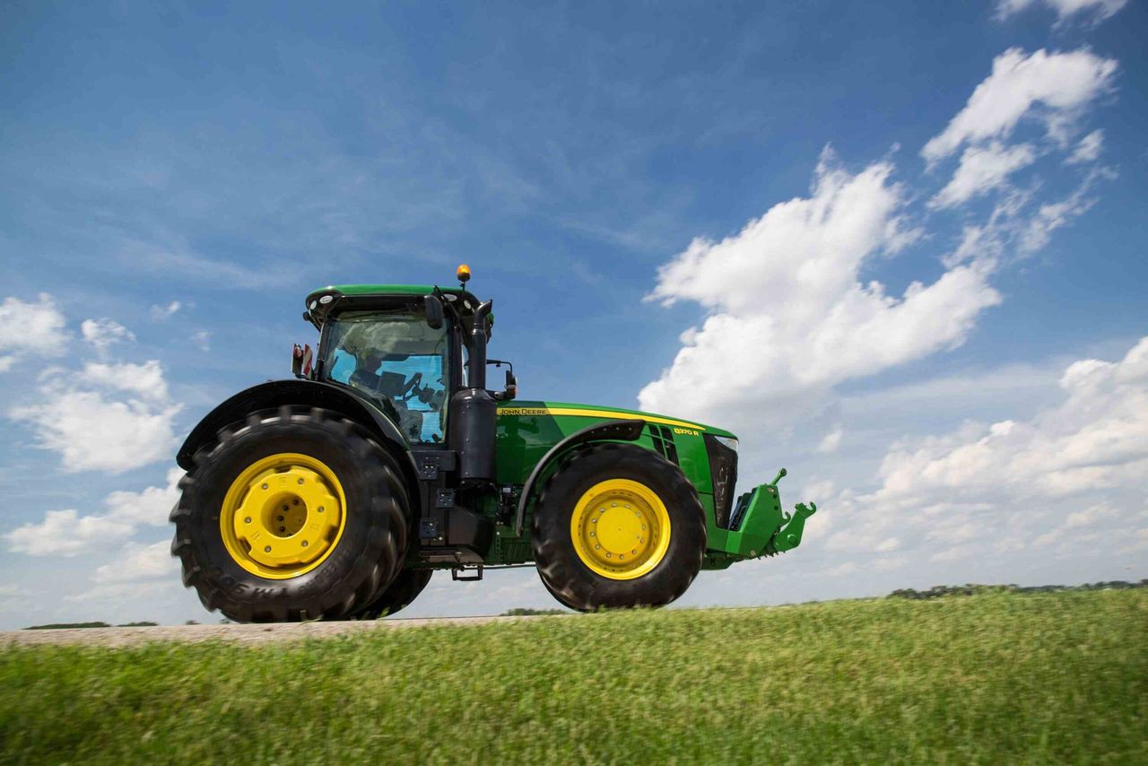 John Deere introduces new 7R and 8R series tractors