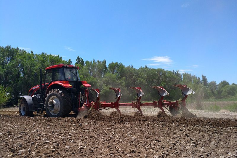 Five-furrow ploughs are not normally associated with Chinese tractors, but YTO has the machines to handle them