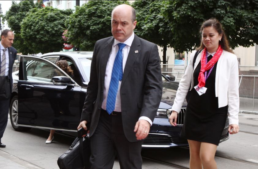 'No other choice but to resign; that's the news cycle we have now' - Naughten