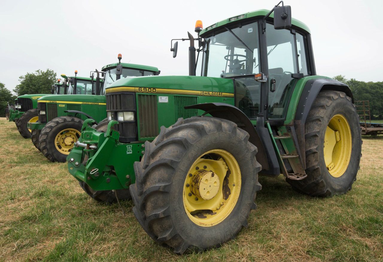 Auction report: Deeres go under the hammer...from a 6900 to a 6930
