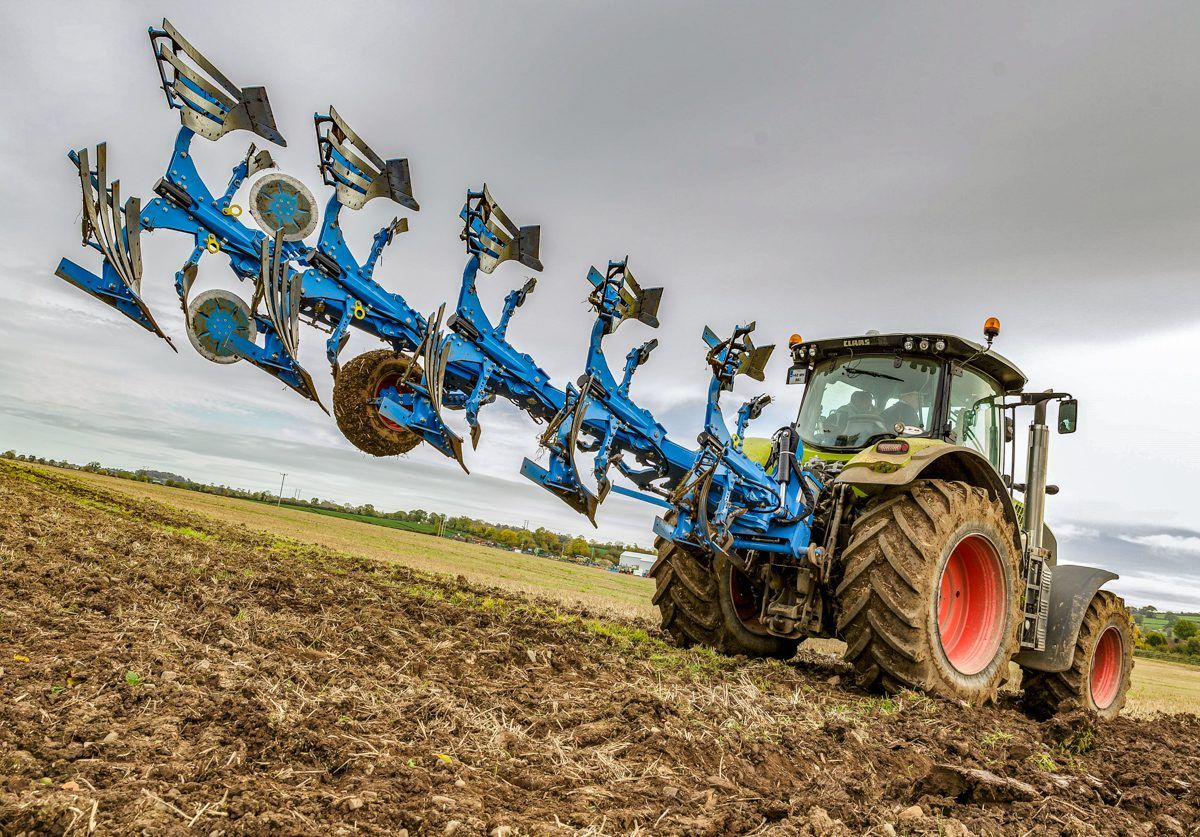Stay in the comfort of the cab: This Lemken plough sets itself up