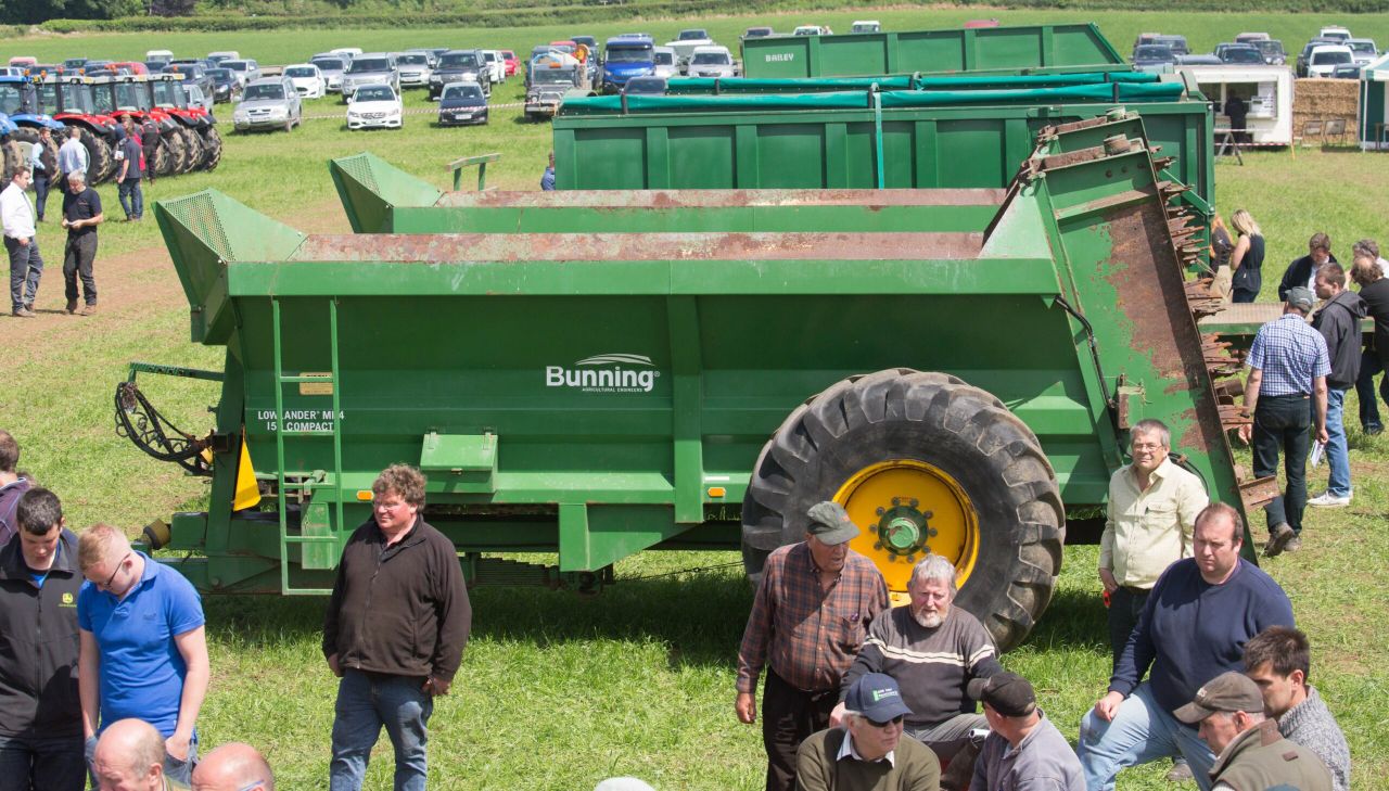 Auction report: Bustle of bids for spreaders and trailers (grain and silage)