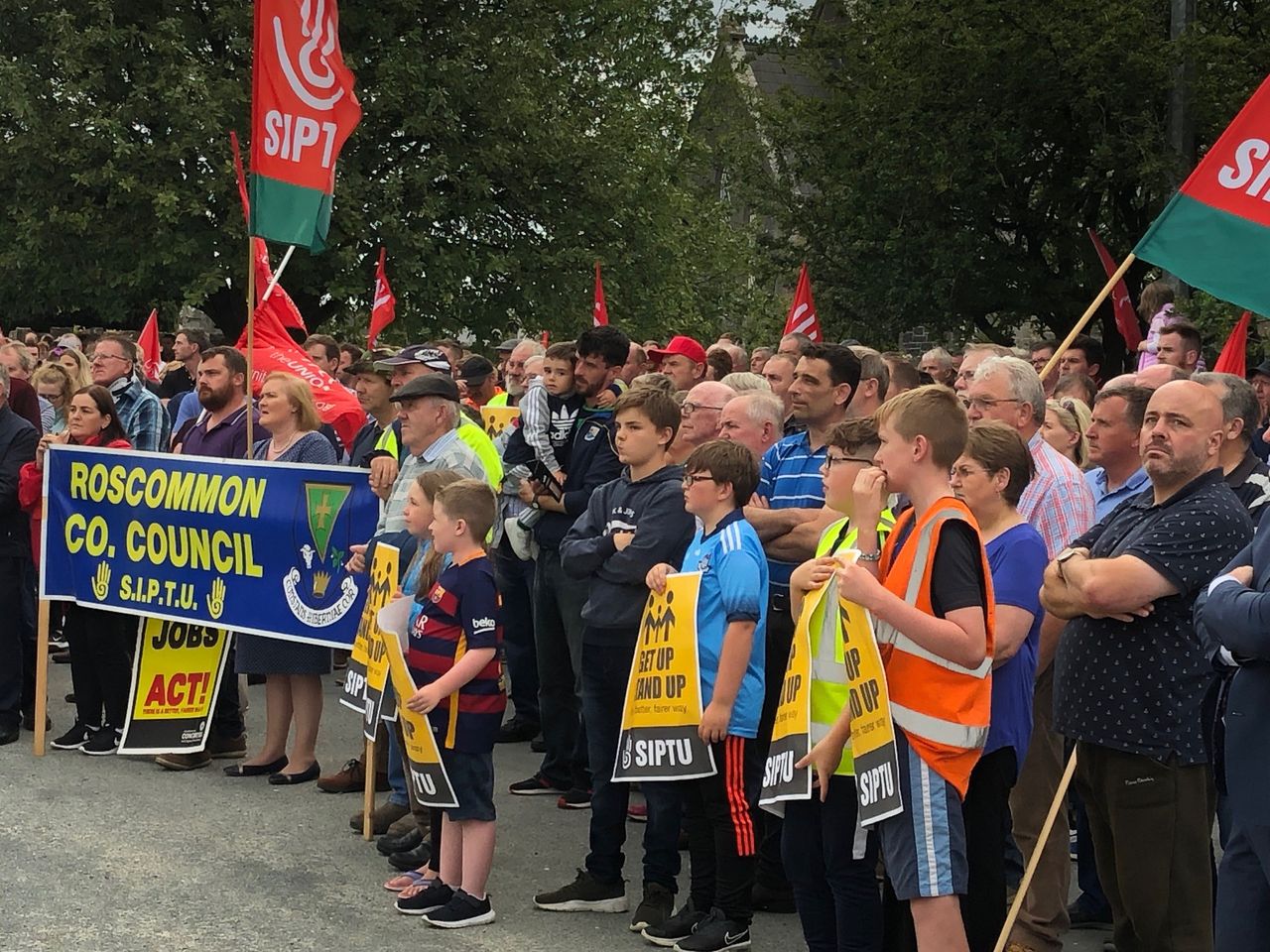 Hundreds march in opposition to Bord na Móna job losses
