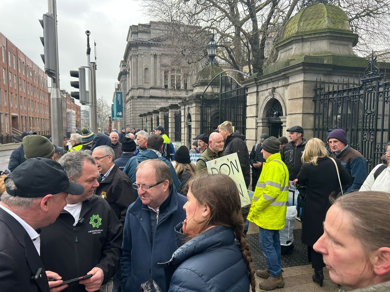 Watch: Farmers protest outside Leinster House as Murrin to appear before committee