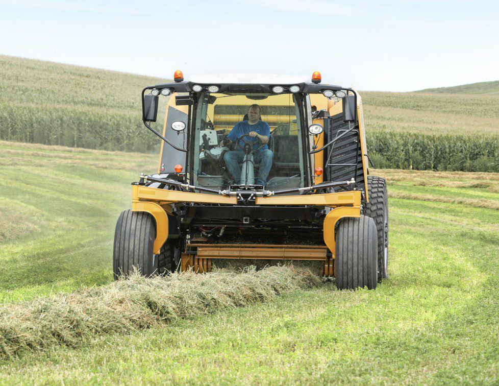 Latest self-propelled round baler 'makes good operators even better'
