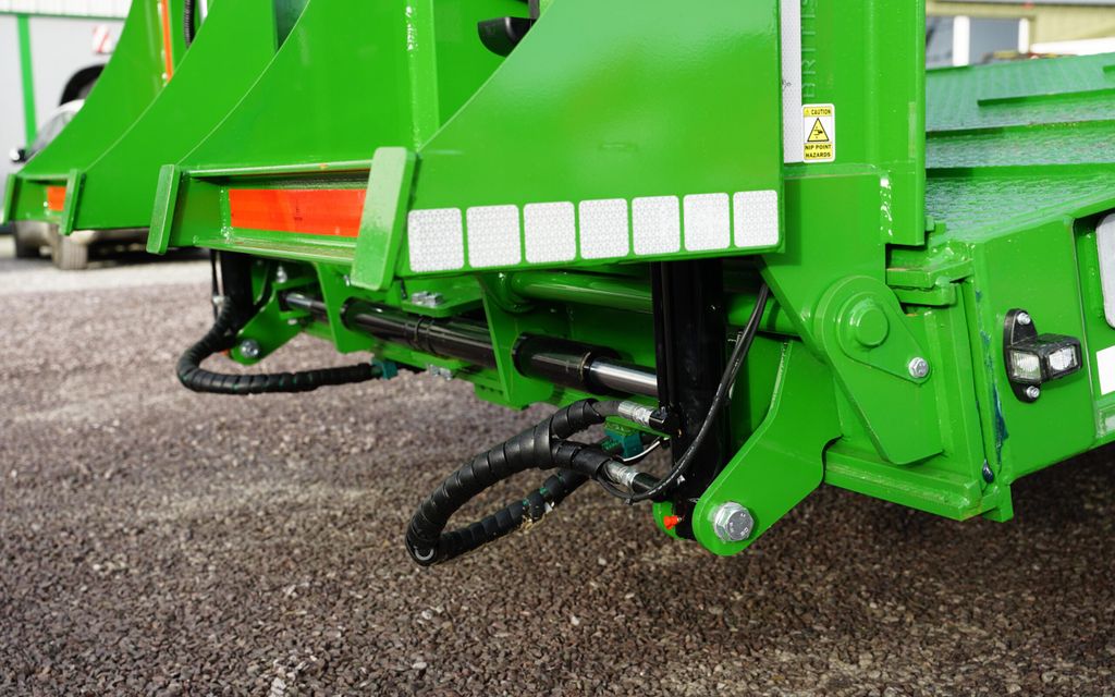 Ramp width is adjusted by rams located beneath the tail