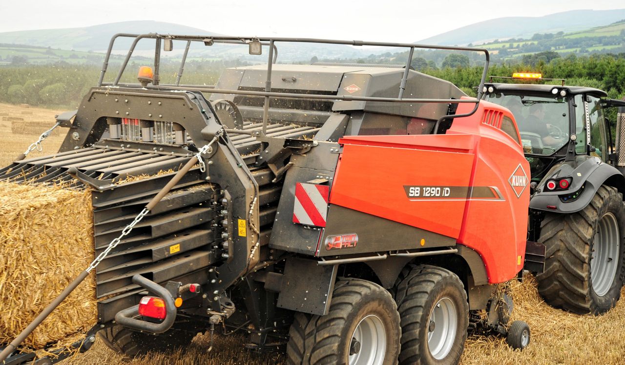 Machinery Focus: Video - Kuhn split plunger baler in operation