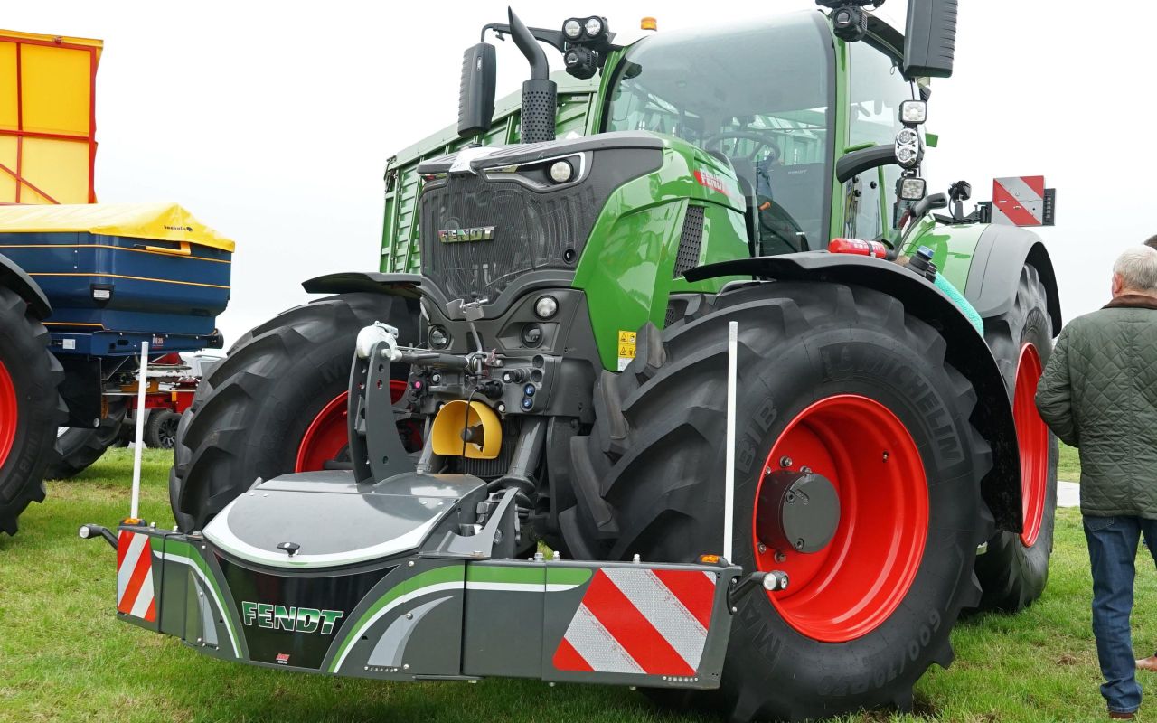 Machinery: Quiet confidence and keen interest at Tullamore Show