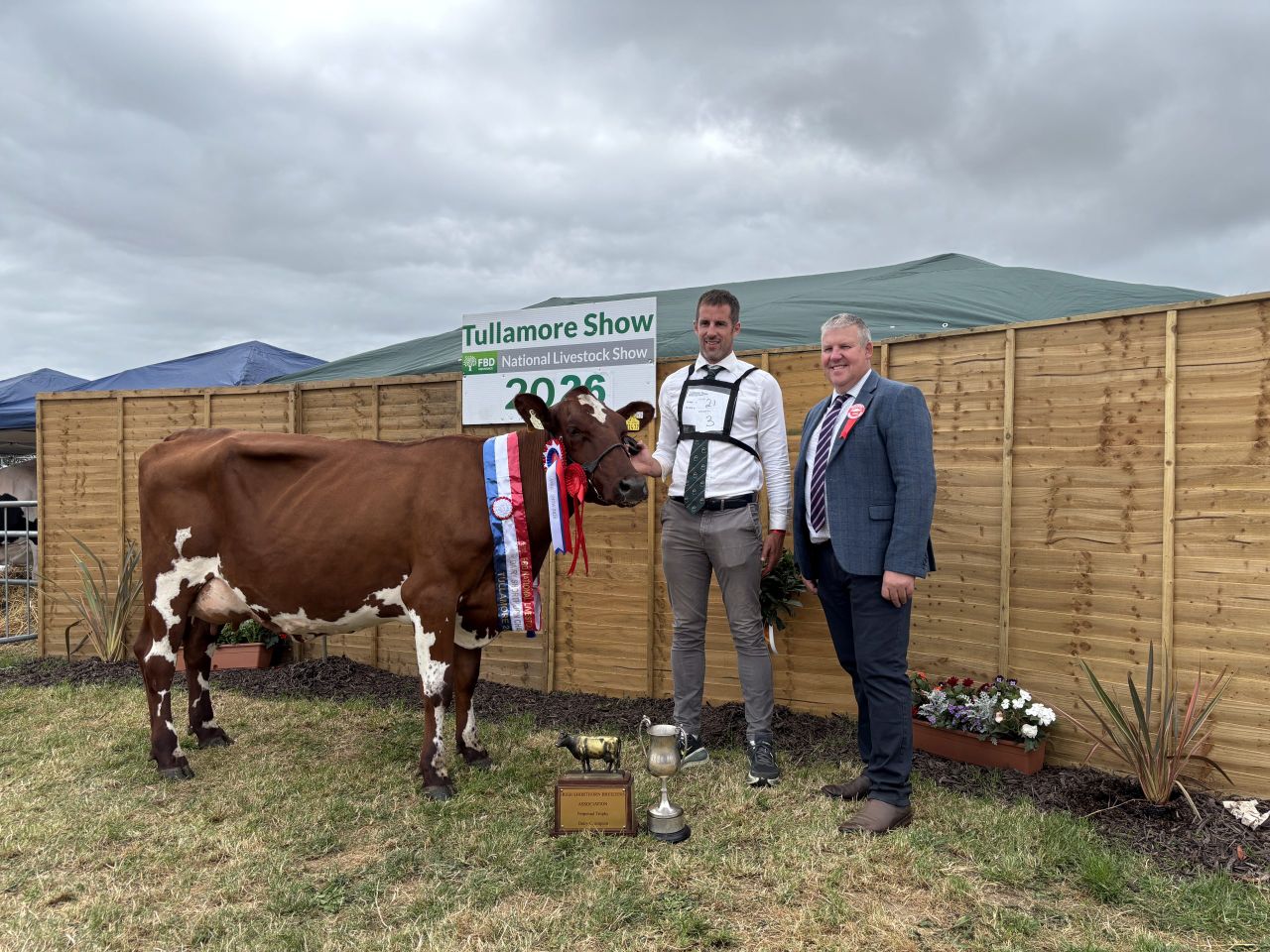 Wesley Carter and Stuart Baxter with the FBD National Livestock Show Dairy Shorthorn Champion, Ransboro Claribel 4th.