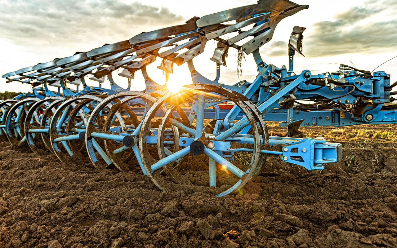 Lemken breaks new ground with mounted 8-furrow press